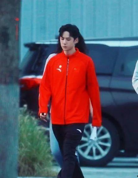 会长吃瓜爆料王一博,瓜王会长独家爆料，揭秘明星背后的故事